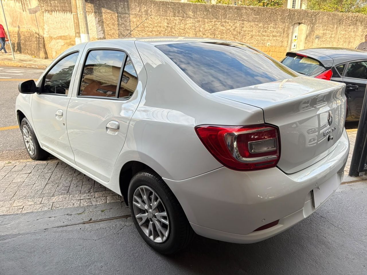 Renault Logan 1.0 Zen 2024 seminovo em Vinhedo-SP - foto 3 de 10