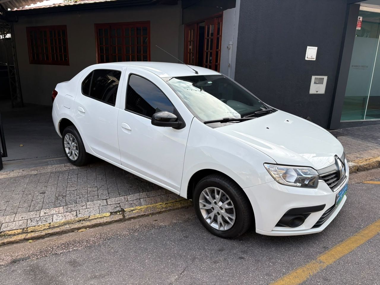 Renault Logan 1.0 Zen 2024 seminovo em Vinhedo-SP - foto 4 de 10