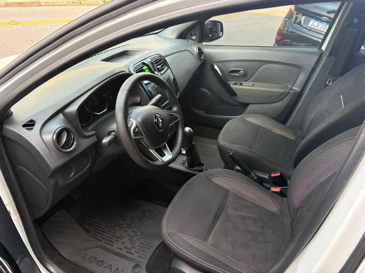 Renault Logan 1.0 Zen 2024 seminovo em Vinhedo-SP - foto 8 de 10