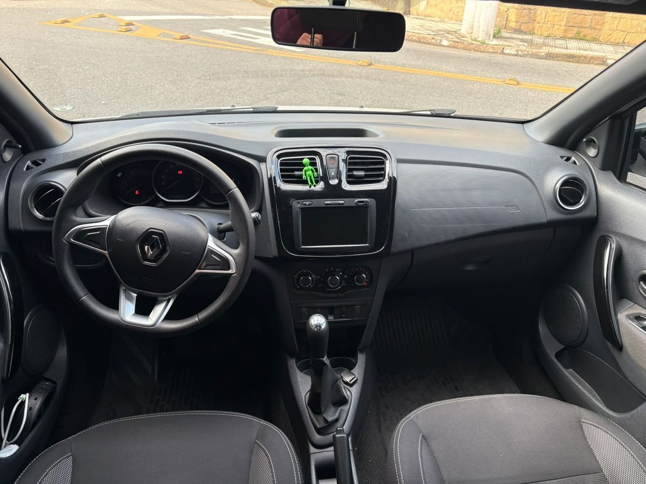 Renault Logan 1.0 Zen 2024 seminovo em Vinhedo-SP - foto 9 de 10